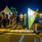 Guyane. Mouvement social le 29 mars 2017. Sur un barrage, grande fête la nuit. Barrage du rond-point de Suzini à Rémire Montjoly, ile de Cayenne. Les camions bloquent le rond-point. Au centre : chapiteaux, groupes de musiques, danse... Ambiance très conviviale. Drapeau de la Guyane.