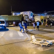 Guyane. Mouvement social le 29 mars 2017. Sur un barrage, grande fête la nuit. Barrage du rond-point de Suzini à Rémire Montjoly, ile de Cayenne. Les camions bloquent le rond-point. Au centre : chapiteaux, groupes de musiques, danse... Ambiance très conviviale. Les anfants jouent au ballon.