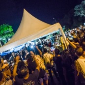 Guyane. Mouvement social le 29 mars 2017. Sur un barrage, grande fête la nuit. Barrage du rond-point de Suzini à Rémire Montjoly, ile de Cayenne. Les camions bloquent le rond-point. Au centre : chapiteaux, groupes de musiques, danse... Ambiance très conviviale.