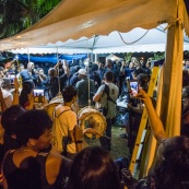 Arrivée des 500 frères contre la délinquance, acclamés par la foule. Guyane. Mouvement social le 29 mars 2017. Sur un barrage, grande fête la nuit. Barrage du rond-point de Suzini à Rémire Montjoly, ile de Cayenne. Les camions bloquent le rond-point. Au centre : chapiteaux, groupes de musiques, danse... Ambiance très conviviale.