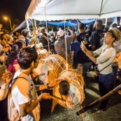 Arrivée des 500 frères contre la délinquance, acclamés par la foule. Guyane. Mouvement social le 29 mars 2017. Sur un barrage, grande fête la nuit. Barrage du rond-point de Suzini à Rémire Montjoly, ile de Cayenne. Les camions bloquent le rond-point. Au centre : chapiteaux, groupes de musiques, danse... Ambiance très conviviale.