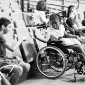 Spectacle a l'encre pour les enfants handicapes. Association EMEGA. Salle de spectacle. Danse. trisomie. Fauteuil roulant. Clown. Musique. Discours. Enfants et jeunes en situation de handicap.  Fauteuils roulants.