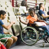 Spectacle a l'encre pour les enfants handicapes. Association EMEGA. Salle de spectacle. Danse. trisomie. Fauteuil roulant. Clown. Musique. Discours. Enfants et jeunes en situation de handicap.  Fauteuils roulants.