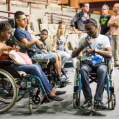 Spectacle a l'encre pour les enfants handicapes. Association EMEGA. Salle de spectacle. Danse. trisomie. Fauteuil roulant. Clown. Musique. Discours. Enfants et jeunes en situation de handicap.  Fauteuils roulants.