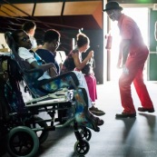 Spectacle a l'encre pour les enfants handicapes. Association EMEGA. Salle de spectacle. Danse. trisomie. Fauteuil roulant. Clown. Musique. Discours. Enfants et jeunes en situation de handicap.  Fauteuils roulants.