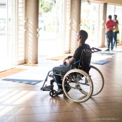 Spectacle a l'encre pour les enfants handicapes. Association EMEGA. Salle de spectacle. Danse. trisomie. Fauteuil roulant. Clown. Musique. Discours. Enfants et jeunes en situation de handicap.  Fauteuils roulants.