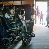 Spectacle a l'encre pour les enfants handicapes. Association EMEGA. Salle de spectacle. Danse. trisomie. Fauteuil roulant. Clown. Musique. Discours. Enfants et jeunes en situation de handicap.  Fauteuils roulants.