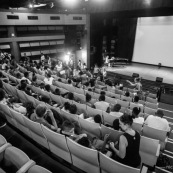 Spectacle a l'encre pour les enfants handicapes. Association EMEGA. Salle de spectacle. Danse. trisomie. Fauteuil roulant. Clown. Musique. Discours. Enfants et jeunes en situation de handicap.  Fauteuils roulants.