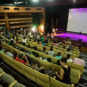 Spectacle a l'encre pour les enfants handicapes. Association EMEGA. Salle de spectacle. Danse. trisomie. Fauteuil roulant. Clown. Musique. Discours. Enfants et jeunes en situation de handicap.  Fauteuils roulants.