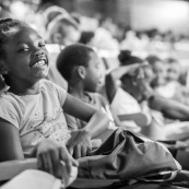 Spectacle a l'encre pour les enfants handicapes. Association EMEGA. Salle de spectacle. Danse. trisomie. Fauteuil roulant. Clown. Musique. Discours. Enfants et jeunes en situation de handicap.  Fauteuils roulants.