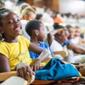 Spectacle a l'encre pour les enfants handicapes. Association EMEGA. Salle de spectacle. Danse. trisomie. Fauteuil roulant. Clown. Musique. Discours. Enfants et jeunes en situation de handicap.  Fauteuils roulants.