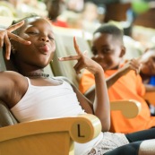 Spectacle a l'encre pour les enfants handicapes. Association EMEGA. Salle de spectacle. Danse. trisomie. Fauteuil roulant. Clown. Musique. Discours. Enfants et jeunes en situation de handicap.  Fauteuils roulants.