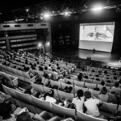 Spectacle a l'encre pour les enfants handicapes. Association EMEGA. Salle de spectacle. Danse. trisomie. Fauteuil roulant. Clown. Musique. Discours. Enfants et jeunes en situation de handicap.  Fauteuils roulants.