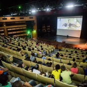 Spectacle a l'encre pour les enfants handicapes. Association EMEGA. Salle de spectacle. Danse. trisomie. Fauteuil roulant. Clown. Musique. Discours. Enfants et jeunes en situation de handicap.  Fauteuils roulants.