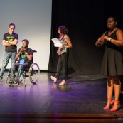 Spectacle a l'encre pour les enfants handicapes. Association EMEGA. Salle de spectacle. Danse. trisomie. Fauteuil roulant. Clown. Musique. Discours. Enfants et jeunes en situation de handicap.  Fauteuils roulants.