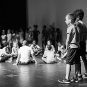 Spectacle a l'encre pour les enfants handicapes. Association EMEGA. Salle de spectacle. Danse. trisomie. Fauteuil roulant. Clown. Musique. Discours. Enfants et jeunes en situation de handicap.  Fauteuils roulants.