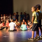 Spectacle a l'encre pour les enfants handicapes. Association EMEGA. Salle de spectacle. Danse. trisomie. Fauteuil roulant. Clown. Musique. Discours. Enfants et jeunes en situation de handicap.  Fauteuils roulants.