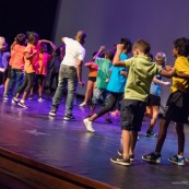 Spectacle a l'encre pour les enfants handicapes. Association EMEGA. Salle de spectacle. Danse. trisomie. Fauteuil roulant. Clown. Musique. Discours. Enfants et jeunes en situation de handicap.  Fauteuils roulants.