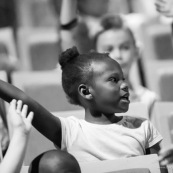 Spectacle a l'encre pour les enfants handicapes. Association EMEGA. Salle de spectacle. Danse. trisomie. Fauteuil roulant. Clown. Musique. Discours. Enfants et jeunes en situation de handicap.  Fauteuils roulants.