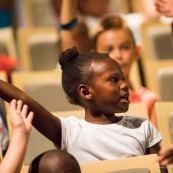 Spectacle a l'encre pour les enfants handicapes. Association EMEGA. Salle de spectacle. Danse. trisomie. Fauteuil roulant. Clown. Musique. Discours. Enfants et jeunes en situation de handicap.  Fauteuils roulants.