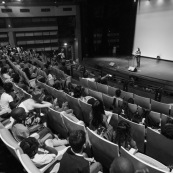 Spectacle a l'encre pour les enfants handicapes. Association EMEGA. Salle de spectacle. Danse. trisomie. Fauteuil roulant. Clown. Musique. Discours. Enfants et jeunes en situation de handicap.  Fauteuils roulants.