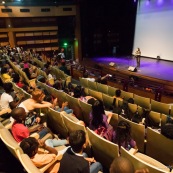 Spectacle a l'encre pour les enfants handicapes. Association EMEGA. Salle de spectacle. Danse. trisomie. Fauteuil roulant. Clown. Musique. Discours. Enfants et jeunes en situation de handicap.  Fauteuils roulants.