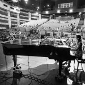 Spectacle a l'encre pour les enfants handicapes. Association EMEGA. Salle de spectacle. Danse. trisomie. Fauteuil roulant. Clown. Musique. Discours. Enfants et jeunes en situation de handicap.  Fauteuils roulants.