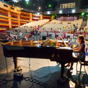 Spectacle a l'encre pour les enfants handicapes. Association EMEGA. Salle de spectacle. Danse. trisomie. Fauteuil roulant. Clown. Musique. Discours. Enfants et jeunes en situation de handicap.  Fauteuils roulants.