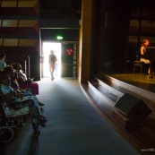 Spectacle a l'encre pour les enfants handicapes. Association EMEGA. Salle de spectacle. Danse. trisomie. Fauteuil roulant. Clown. Musique. Discours. Enfants et jeunes en situation de handicap.  Fauteuils roulants.