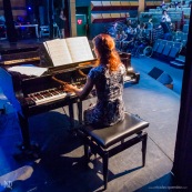 Spectacle a l'encre pour les enfants handicapes. Association EMEGA. Salle de spectacle. Danse. trisomie. Fauteuil roulant. Clown. Musique. Discours. Enfants et jeunes en situation de handicap.  Fauteuils roulants.