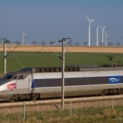 Passage d'un TGV devant un champ d'Èoliennes prËs de Arras (parc de Saint-LÈger). Ligne Lille Paris. 
Transport en commun, Ènergie renouvelable.

Eoliennes : 
Exploitant : Eurowatt.
ModËle : Gamesa. 
Parc de 7 Èoliennes, puissance totale de 9400 kW.