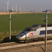 Passage d'un TGV devant un champ d'Èoliennes prËs de Arras (parc de Saint-LÈger). Ligne Lille Paris. 
Transport en commun, Ènergie renouvelable.

Eoliennes : 
Exploitant : Eurowatt.
ModËle : Gamesa. 
Parc de 7 Èoliennes, puissance totale de 9400 kW.