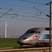 Passage d'un TGV devant un champ d'Èoliennes prËs de Arras (parc de Saint-LÈger). Ligne Lille Paris. 
Transport en commun, Ènergie renouvelable.

Eoliennes : 
Exploitant : Eurowatt.
ModËle : Gamesa. 
Parc de 7 Èoliennes, puissance totale de 9400 kW.