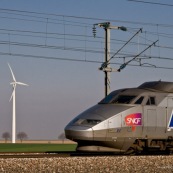 Passage d'un TGV devant un champ d'Èoliennes prËs de Arras (parc de Saint-LÈger). Ligne Lille Paris. 
Transport en commun, Ènergie renouvelable.

Eoliennes : 
Exploitant : Eurowatt.
ModËle : Gamesa. 
Parc de 7 Èoliennes, puissance totale de 9400 kW.