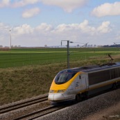 Passage d'un Eurostar devant un champ d'Èoliennes prËs de Arras (parc de Saint-LÈger). Ligne Lille Paris. 
Transport en commun, Ènergie renouvelable.

Eoliennes : 
Exploitant : Eurowatt.
ModËle : Gamesa. 
Parc de 7 Èoliennes, puissance totale de 9400 kW.