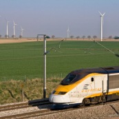 Passage d'un Eurostar devant un champ d'Èoliennes prËs de Arras (parc de Saint-LÈger). Ligne Lille Paris. 
Transport en commun, Ènergie renouvelable.

Eoliennes : 
Exploitant : Eurowatt.
ModËle : Gamesa. 
Parc de 7 Èoliennes, puissance totale de 9400 kW.