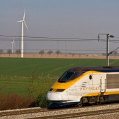 Passage d'un Eurostar devant un champ d'Èoliennes prËs de Arras (parc de Saint-LÈger). Ligne Lille Paris. 
Transport en commun, Ènergie renouvelable.

Eoliennes : 
Exploitant : Eurowatt.
ModËle : Gamesa. 
Parc de 7 Èoliennes, puissance totale de 9400 kW.