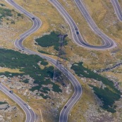 Route transfagaras travaersant les carpates mÈridionales au niveau des montagnes de Fagaras. Vue de dessus, depuis le sommet de la montagne. Route formant de nombreux lacets.