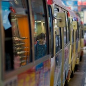 Alignement de bus à Hong-Kong, transport en commun, dans l'agitation frénétique de la ville et de son quartier populaire de Mongkok.