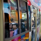 Alignement de bus à Hong-Kong, transport en commun, dans l'agitation frénétique de la ville et de son quartier populaire de Mongkok.