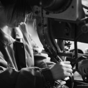 Ouvriere chinoise sur machine a riveter dans une usine de fabrication de chaussures en Chine. Made in china. Conditions de travail difficiles plus de 70 heures par semaine, pour fabriquer les produits utilises par les pays "riches". Le cout de la main d'oeuvre y est tres faible.