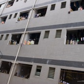 Dortoirs d'une usine chinoise de fabrication de chaussures.
Chaque dortoir d'environ 25 metres carres comporte 12 lits (superposes) pour les ouvriers de l'usine. Les ouvriers passent une quinzaine d'annee dans les usines en ville, en envoyant le peu d'argent qu'ils gagnent dans leurs familles (enfants, parents) restes dans les campagnes.


 OuvriËres ‡ la chaÓne, couturiËres sur machines ‡ coudre. Chine, Shenzhen, usine du monde. Travail plus de 70 heures par semaine, ‡ faible co˚ts, pour utilisation des produits par les pays "riches".