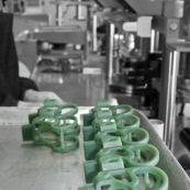 Process de moulage en cire perdue. Moulage acier. Piece de roller systeme de freinage diabolo. Usine a Taiwan (Asie Chine). L'operateur moule les pieces en cire.