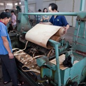 En Chine, trancheuse permettant de realiser des feuilles en partant de troncs en bois. Placage. Usine.