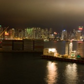 Depuis Kowloon ‡ Hong-Kong, vue sur Central, et sur des containers qui doivent partir par bateau en direction des pays occidentaux. Vue de nuit. transport maritime de marchandises "made in China".