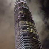 Gratte ciel - tour a Hong-Kong. De nuit. Immeuble.