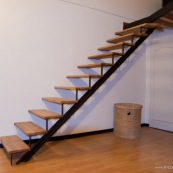 Escalier moderne en acier et bois massif (chene) dans une maison en cours de renovation.