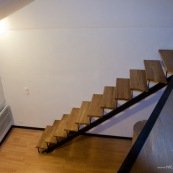 Escalier moderne en acier et bois massif (chene) dans une maison en cours de renovation.