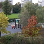 Espace vert non entretenu. Exterieur de la Gare Lille Europe. Coin de verdure non entretenu, a cote d'espaces tres entretenus. Baies vitree. Milieu urbain. Vegetation. train. Transports en commun. Parc Matisse - Euralille