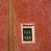 Morceau de facade marocaine, couleurs ocres.
Composition graphique. Goutiere. Petite fenetre.
